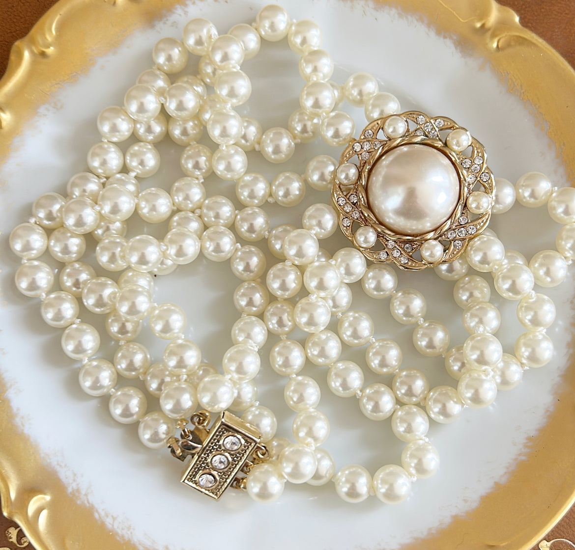 Classic vintage 80s faux pearl cluster style necklace.